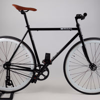 The Duke is a Black Framed Single Speed Bike that can also be ridden as a single speed bike, it has white wall rims 40 MM deep and comes with Regal's fabric pedal straps